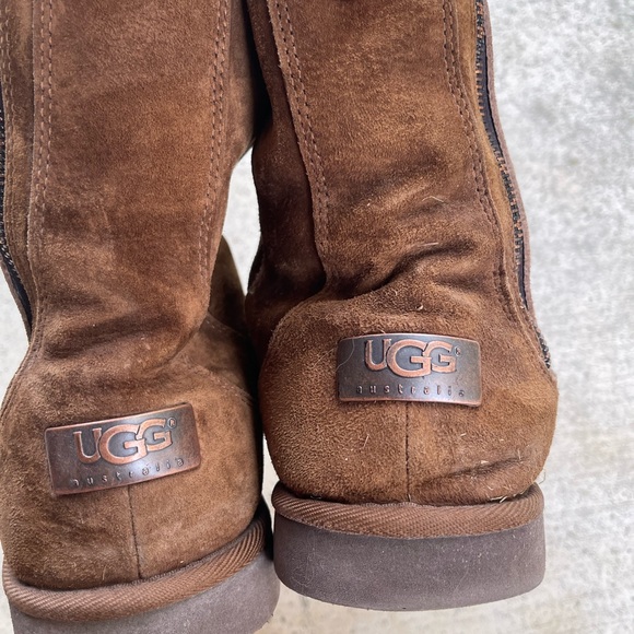 UGG boots.  Very clean and in good condition.  Metal label on the back. - Picture 3 of 7